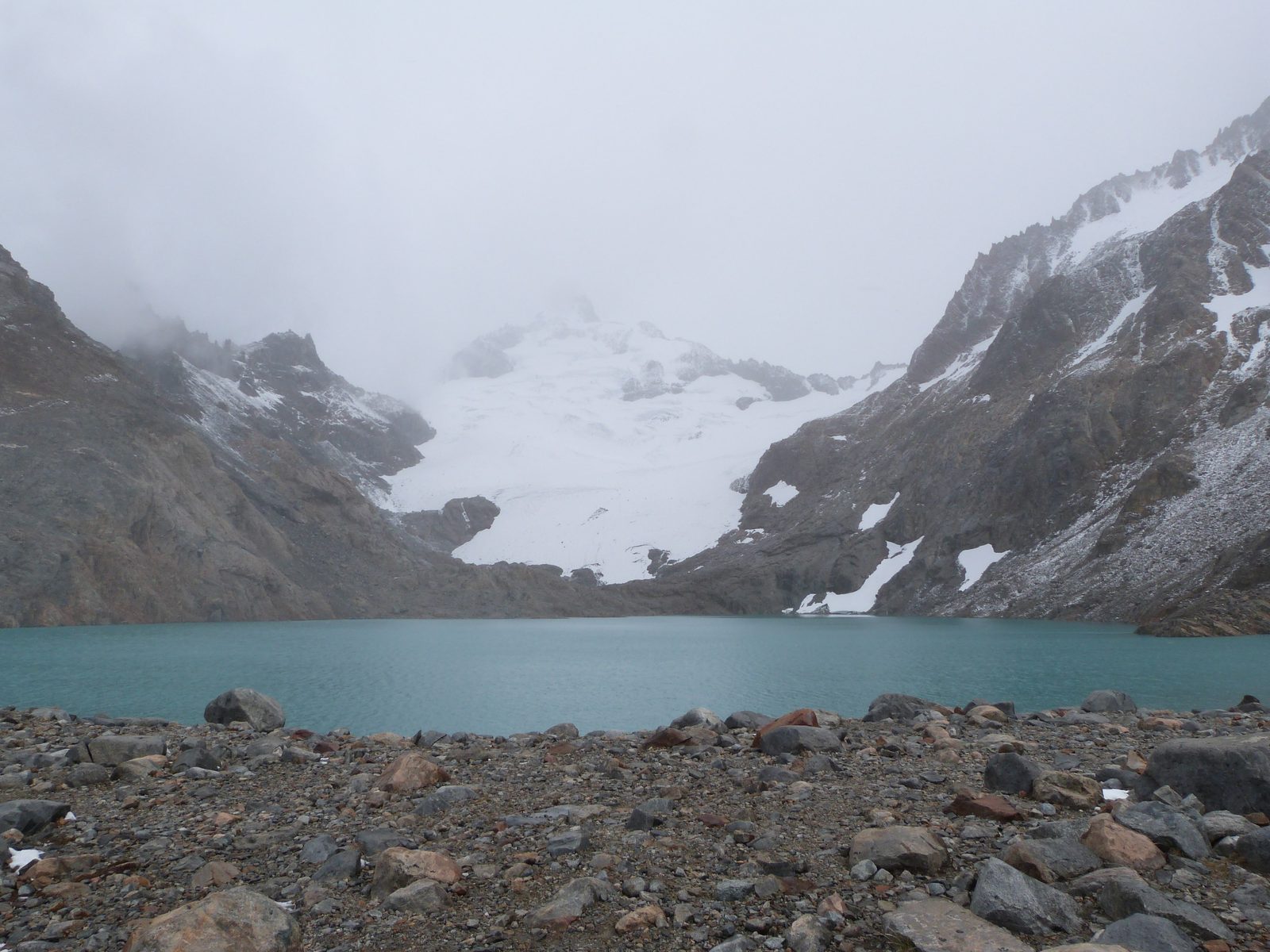 La laguna al pie del cerro Chaltén: la cumbre permanece completamente cubierta por las nubes